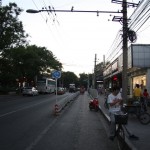 Hauptstraße mit abgetrennten Radwegen