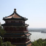 Pavillon des Buddhaweihrauchs mit See im Hintergrund