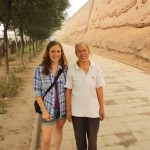 Rina und chinesische Freundin: Verständigung mit Hand und Fuß
