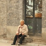 Ältere Dame pausiert am Straßenrand