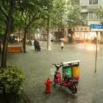 Wasser stand teilweise weit über die Bordsteine