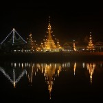 Wat Chong Kham bei Nacht, direkt am See gelegen