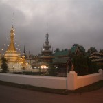 Tempel in Mae Hong Son beim Sonnenaufgang