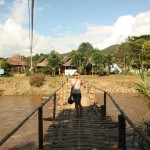 Rina auf einer der kleinen Bamboo-Bridges Pais