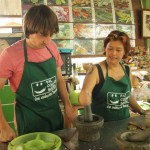 danach wurden die kleinen Würfel zu Red- und Green-Curry-Paste im Mörser vermanscht.