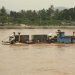 LKW-Fähre, halb unter Wasser