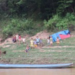 Kinder warten auf Oma und Opa, die auch auf dem Slowboat waren