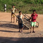 die Kinder warten auf den Bus, Khong Lo