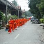 Mönche bei der Morgenzeremonie in Luang Prabang