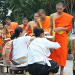 Mönche bei der Morgenzeremonie in Luang Prabang