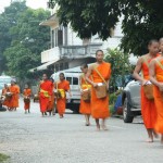 Mönche bei der Morgenzeremonie in Luang Prabang