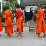 Mönche bei der Morgenzeremonie in Luang Prabang