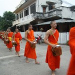 Mönche bei der Morgenzeremonie in Luang Prabang