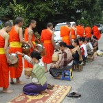 Mönche bei der Morgenzeremonie in Luang Prabang