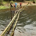 Laoten beim Bau einer Bambus-Brücke