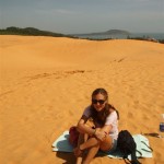 Rina pausiert auf der red sand dune