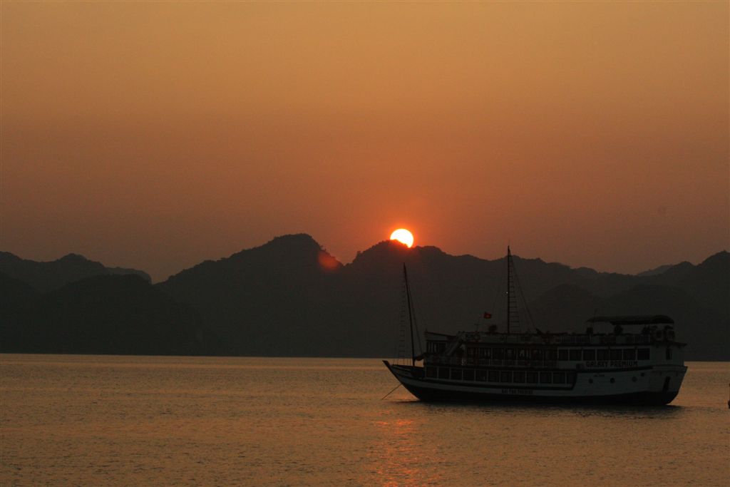 Halong Bay – mit dem Phoenix Cruiser