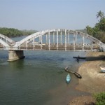 vertrauenserweckende Brücke über einen der vielen Flüsse